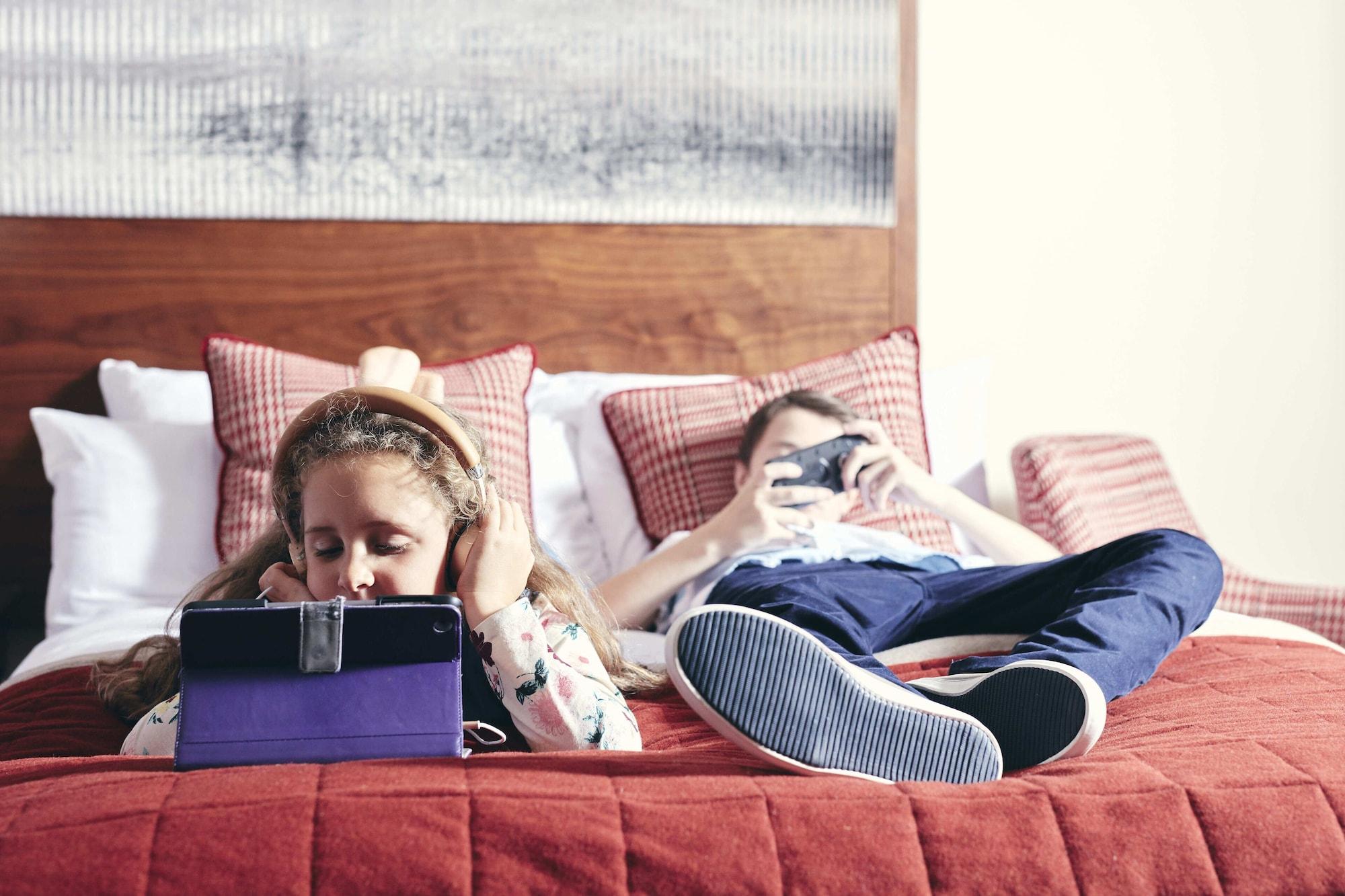The Celtic Manor Resort Newport  Zewnętrze zdjęcie Children using mobile devices