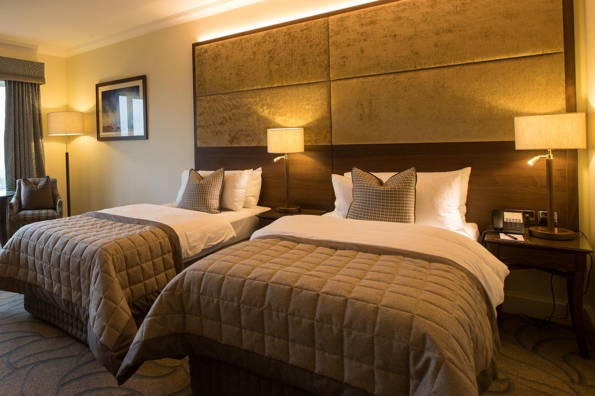 The Celtic Manor Resort Newport  Zewnętrze zdjęcie A bedroom at the hotel
