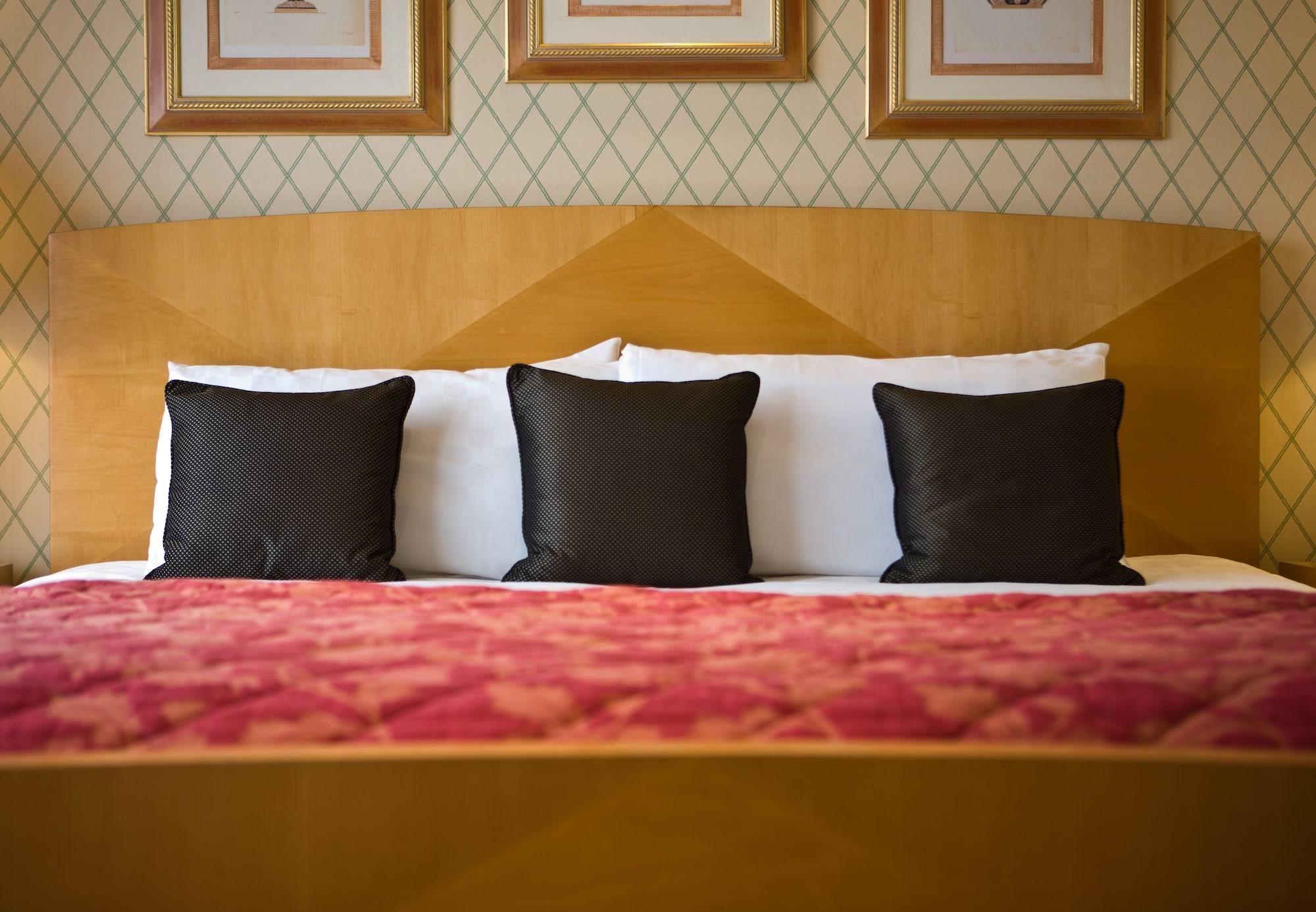 The Celtic Manor Resort Newport  Zewnętrze zdjęcie A bed with cushions