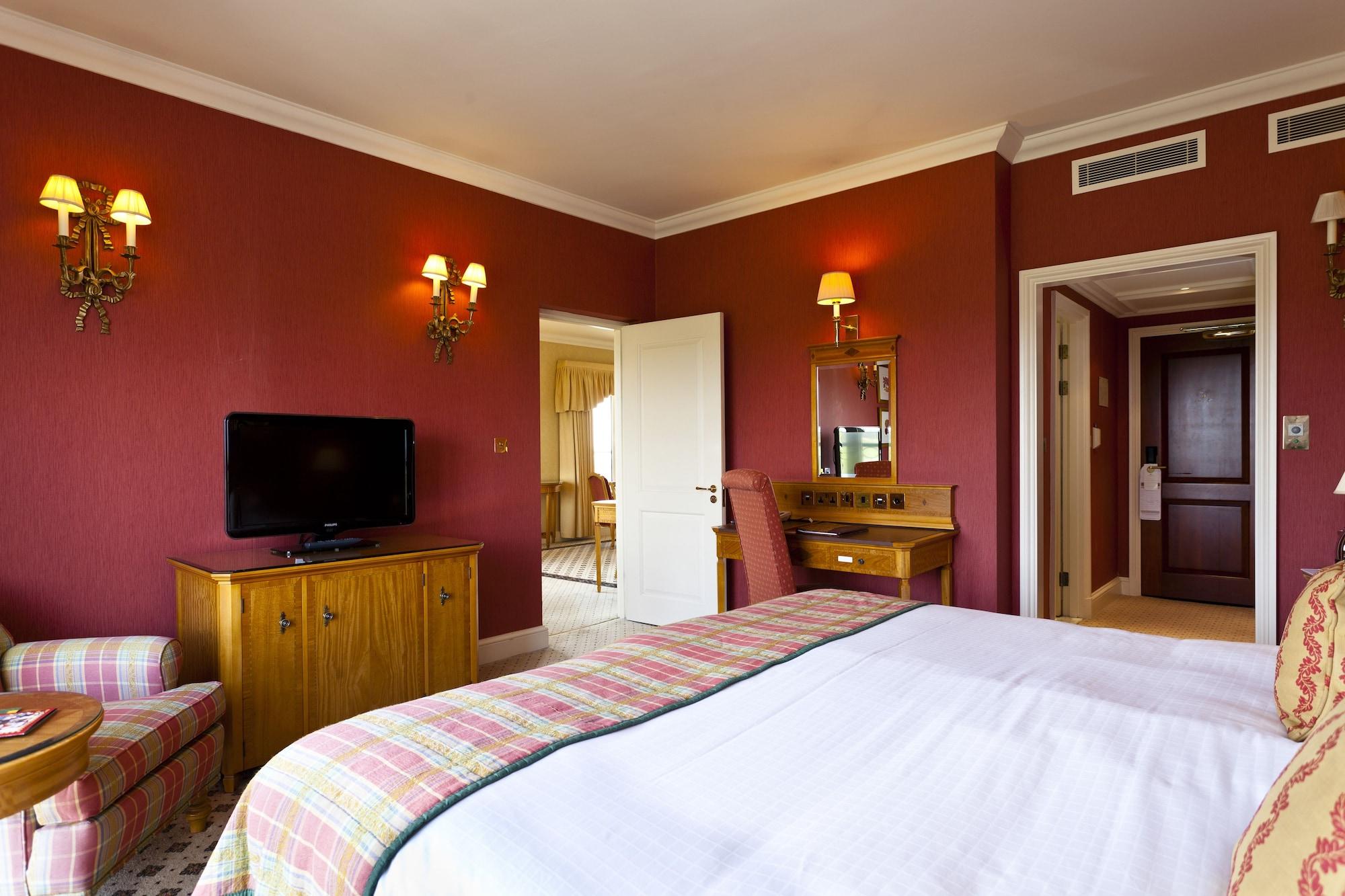 The Celtic Manor Resort Newport  Zewnętrze zdjęcie A bedroom at the hotel