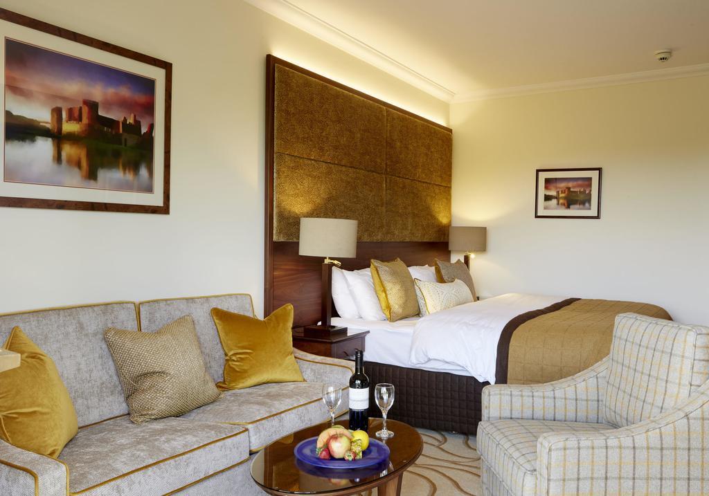 The Celtic Manor Resort Newport  Zewnętrze zdjęcie A bedroom at the hotel