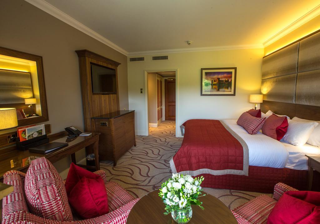 The Celtic Manor Resort Newport  Zewnętrze zdjęcie A bedroom at the hotel